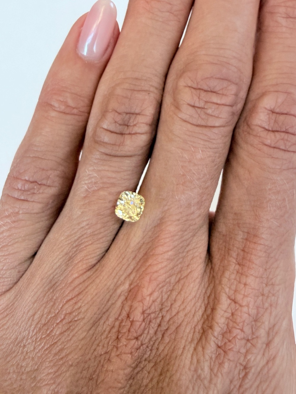 Fancy yellow 1.04 VVS2 square Cushion diamond IGI certified 5.45x5.45x3.86mm